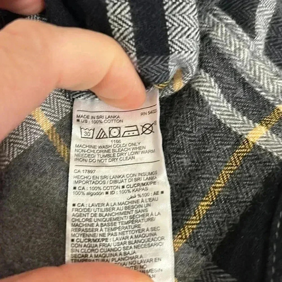 Old Navy Men’s flannel - Picture 7 of 7